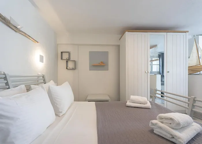 White W4 New In * Naousa