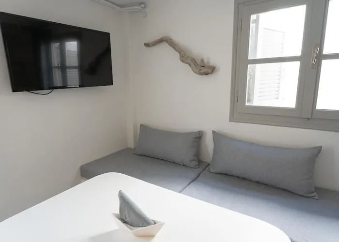 White W4 New In * Naousa